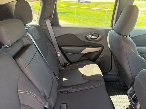 Used 2017 Jeep Cherokee Latitude w/ Cold Weather Group AWD/4WD image 34