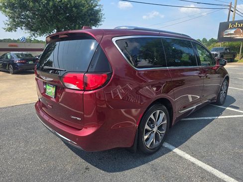 Used 2017 Chrysler Pacifica Limited w/ Tire & Wheel Group FWD image 6