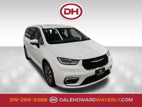 Used 2023 Chrysler Pacifica Touring-L image 1