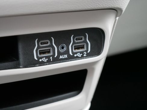 Certified 2024 Chrysler Pacifica Touring-L image 31