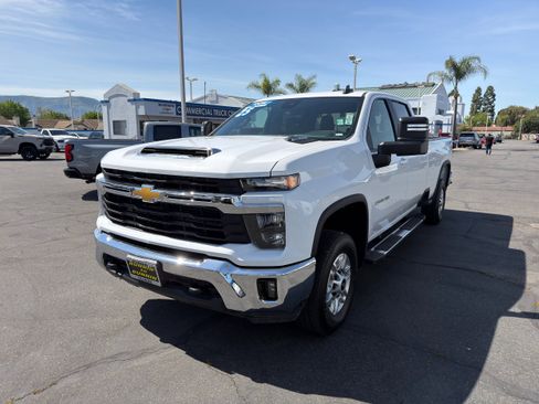 Used 2025 Chevrolet Silverado 2500 LT w/ Convenience Package AWD/4WD image 4
