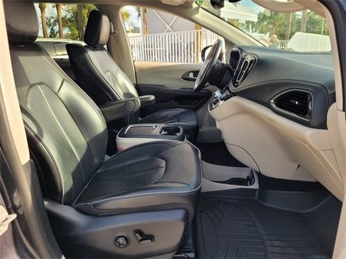 Certified 2020 Chrysler Pacifica Limited w/ Advanced Safetytec Group image 23