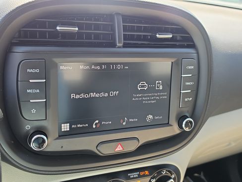 Certified 2025 Kia Soul LX FWD image 21