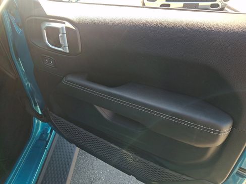 Used 2020 Jeep Wrangler Unlimited Sahara image 10