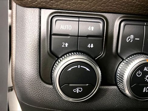 Used 2021 GMC Yukon XL Denali w/ Denali Premium Package AWD/4WD image 34