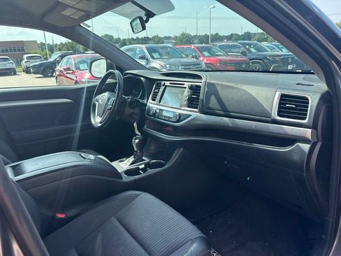 Used 2016 Toyota Highlander LE AWD/4WD image 23