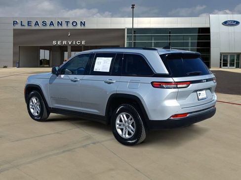 Used 2024 Jeep Grand Cherokee Laredo RWD image 3