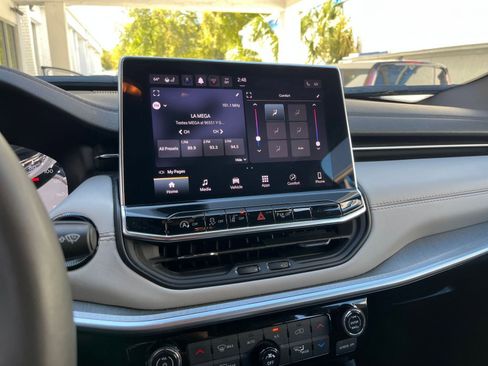 Used 2025 Jeep Compass Limited image 17