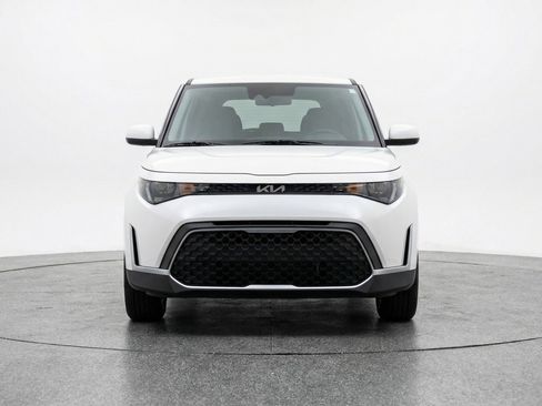 Used 2025 Kia Soul LX w/ LX Technology Package image 2