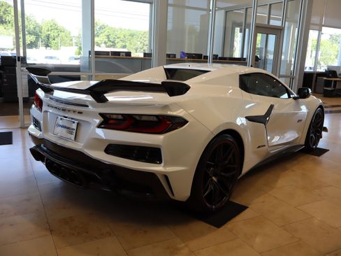 Used 2023 Chevrolet Corvette Z06 w/ Z07 Performance Package RWD image 8
