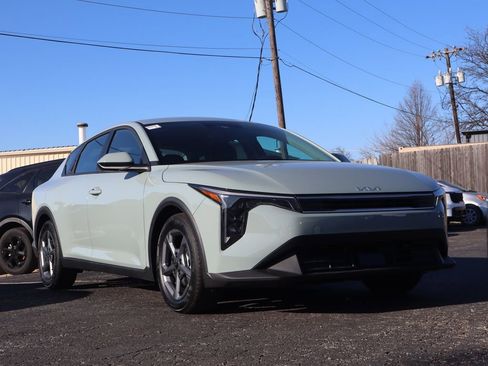 New 2025 Kia K4 LXS image 1