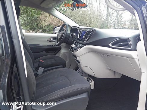 Used 2017 Chrysler Pacifica Touring image 15