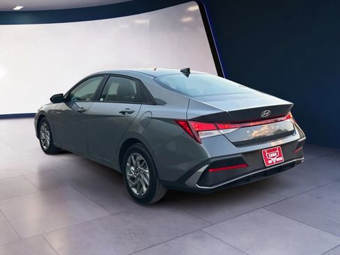 Used 2024 Hyundai Elantra SEL image 3