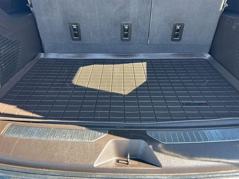 Used 2021 Chevrolet Suburban Z71 w/ Z71 Signature Package image 14