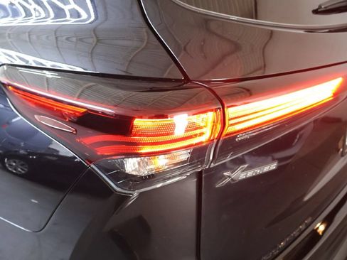 Used 2025 Toyota Highlander XLE FWD image 31