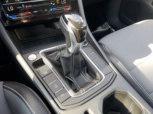 Used 2025 Volkswagen Jetta SE image 21