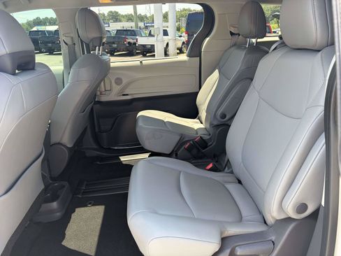 Used 2021 Toyota Sienna XLE FWD image 10