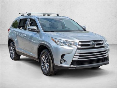 Used 2019 Toyota Highlander XLE image 3