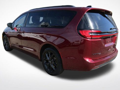 Used 2023 Chrysler Pacifica Touring-L w/ S Appearance Package AWD/4WD image 9