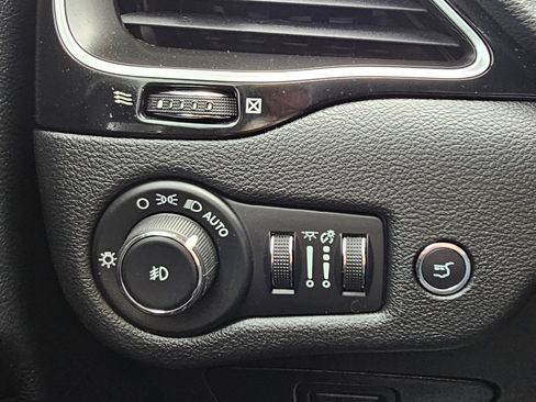 Used 2019 Jeep Cherokee Latitude Plus image 7