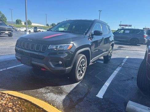 Used 2024 Jeep Compass Trailhawk AWD/4WD image 1