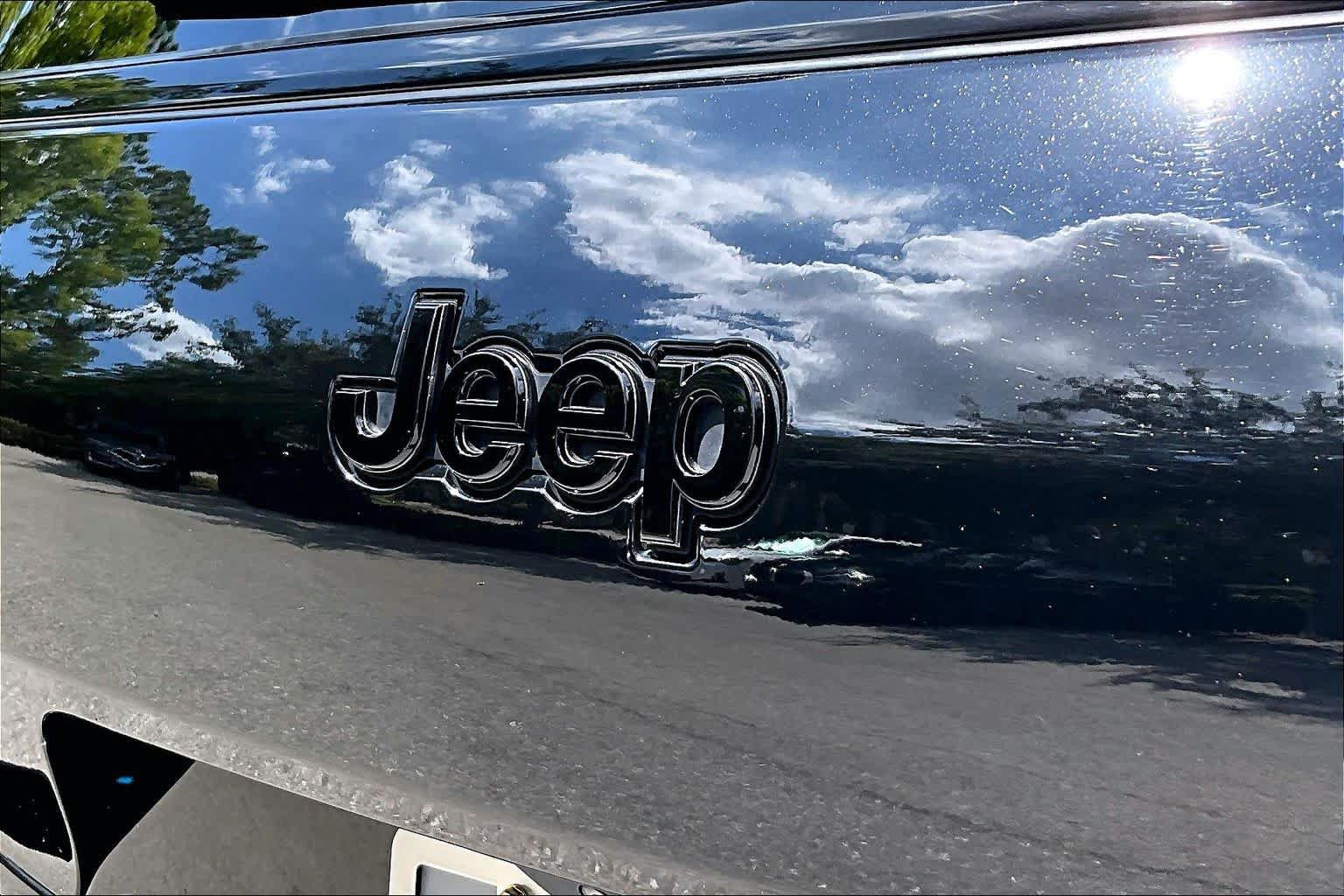 Used 2024 Jeep Grand Cherokee L Limited w/ Black Appearance Package AWD/4WD image 31