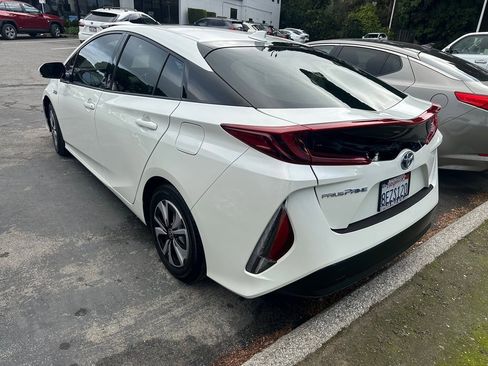 Certified 2018 Toyota Prius Prime Premium image 3