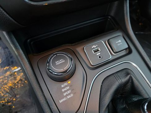 Used 2022 Jeep Cherokee Latitude Lux w/ Sun & Sound Group image 25