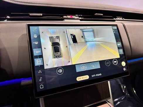 Used 2025 Land Rover Range Rover SE image 25