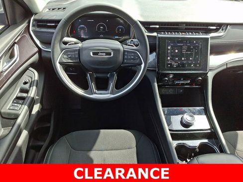 Used 2023 Jeep Grand Cherokee Laredo AWD/4WD image 12