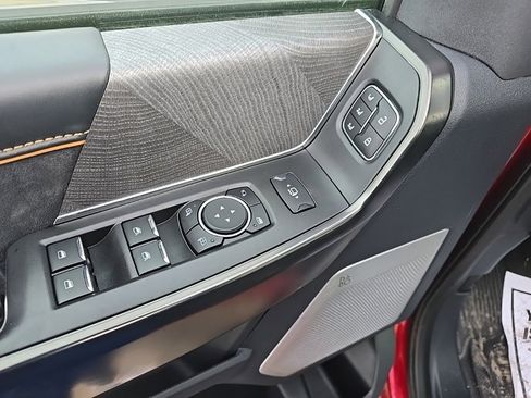 Used 2024 Ford F250 Platinum w/ FX4 Off-Road Package image 7