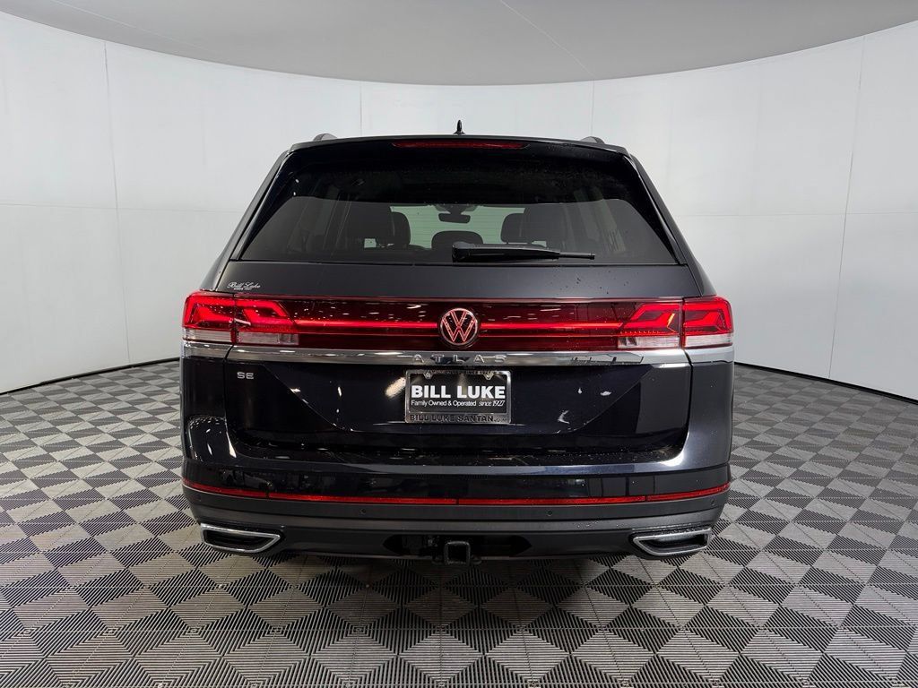 Used 2024 Volkswagen Atlas SE w/ Panoramic Sunroof Package FWD image 8