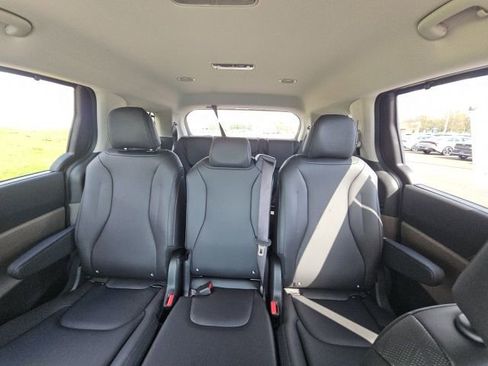 New 2026 Kia Carnival EX FWD image 21