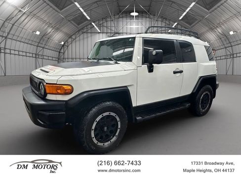 Used 2011 Toyota FJ Cruiser Sport Utility 2D image 1