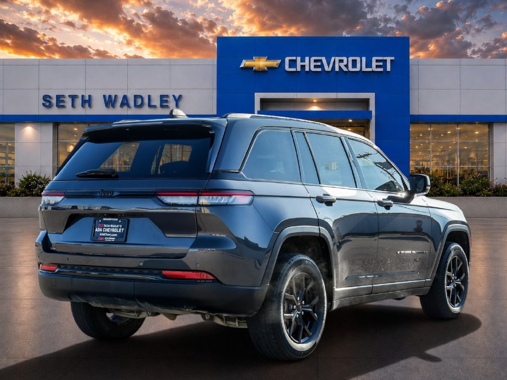 Used 2024 Jeep Grand Cherokee Altitude RWD image 7