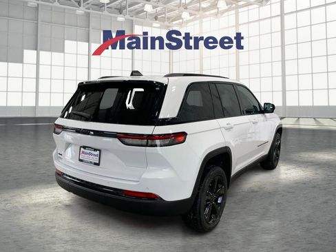 Used 2025 Jeep Grand Cherokee Altitude AWD/4WD image 5
