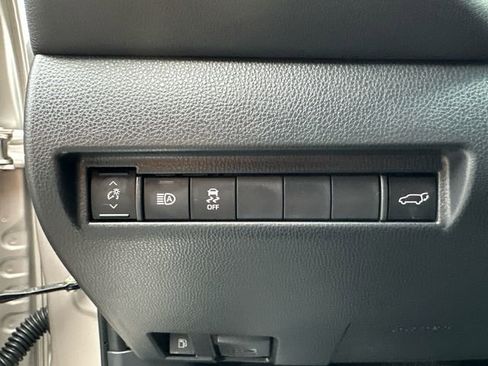 Used 2024 Toyota Venza LE image 30