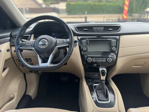Used 2019 Nissan Rogue SV w/ Sun & Sound Touring Package FWD image 27