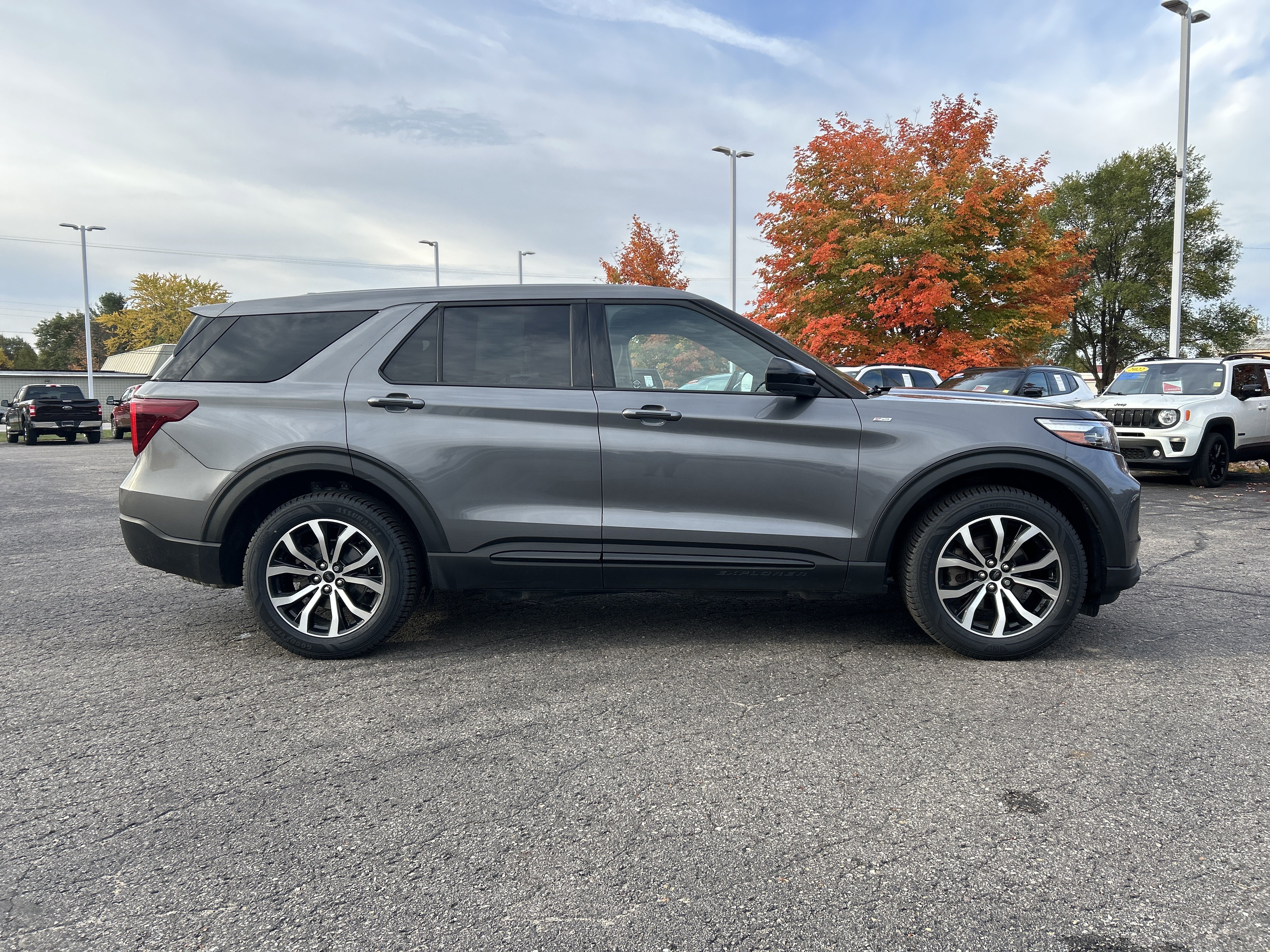 Used 2022 Ford Explorer ST-Line w/ Class IV Trailer Tow Package AWD/4WD image 2