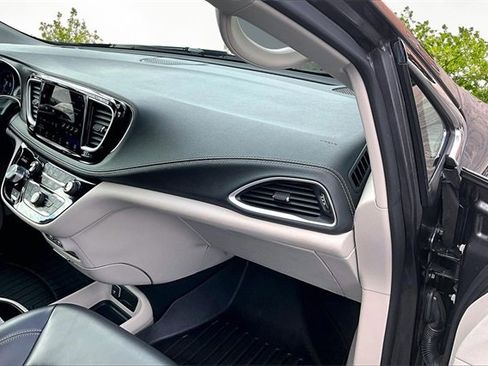 Used 2023 Chrysler Pacifica Touring-L image 16