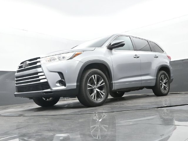 Used 2017 Toyota Highlander LE FWD image 12
