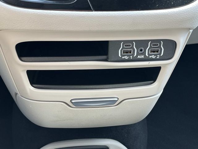 Used 2023 Chrysler Pacifica Touring-L FWD image 34