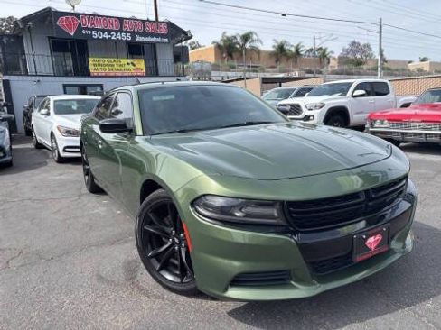 Used 2018 Dodge Charger SXT w/ Blacktop Package RWD image 3