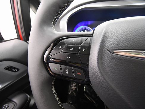 Used 2025 Chrysler Pacifica Limited image 21