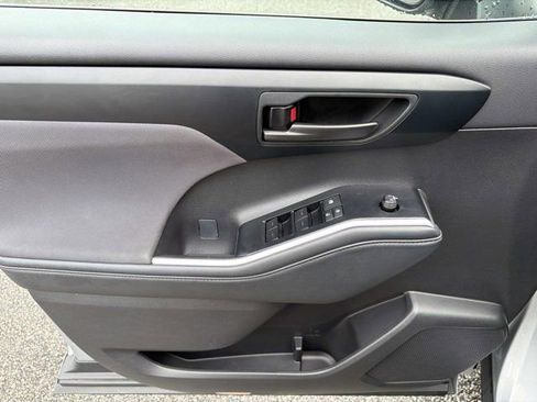 Certified 2025 Toyota Highlander LE FWD image 7
