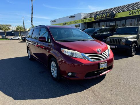 Used 2015 Toyota Sienna XLE Premium image 1