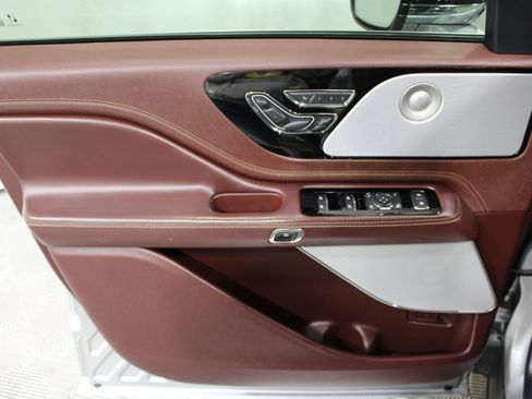 Used 2021 Lincoln Aviator Black Label w/ Class IV Trailer Tow Package image 5