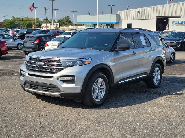 Used 2020 Ford Explorer XLT w/ Equipment Group 202A AWD/4WD image 4