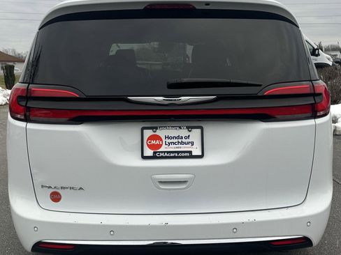 Used 2024 Chrysler Pacifica Touring-L image 4