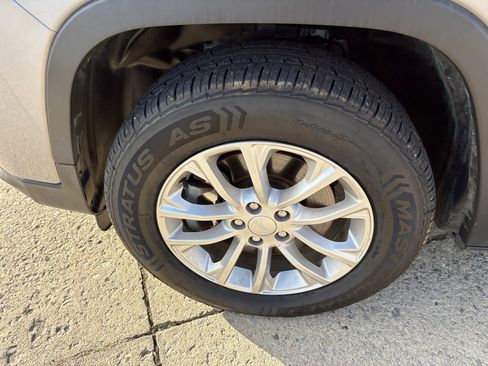 Used 2019 Jeep Cherokee Latitude w/ Cold Weather Group image 11